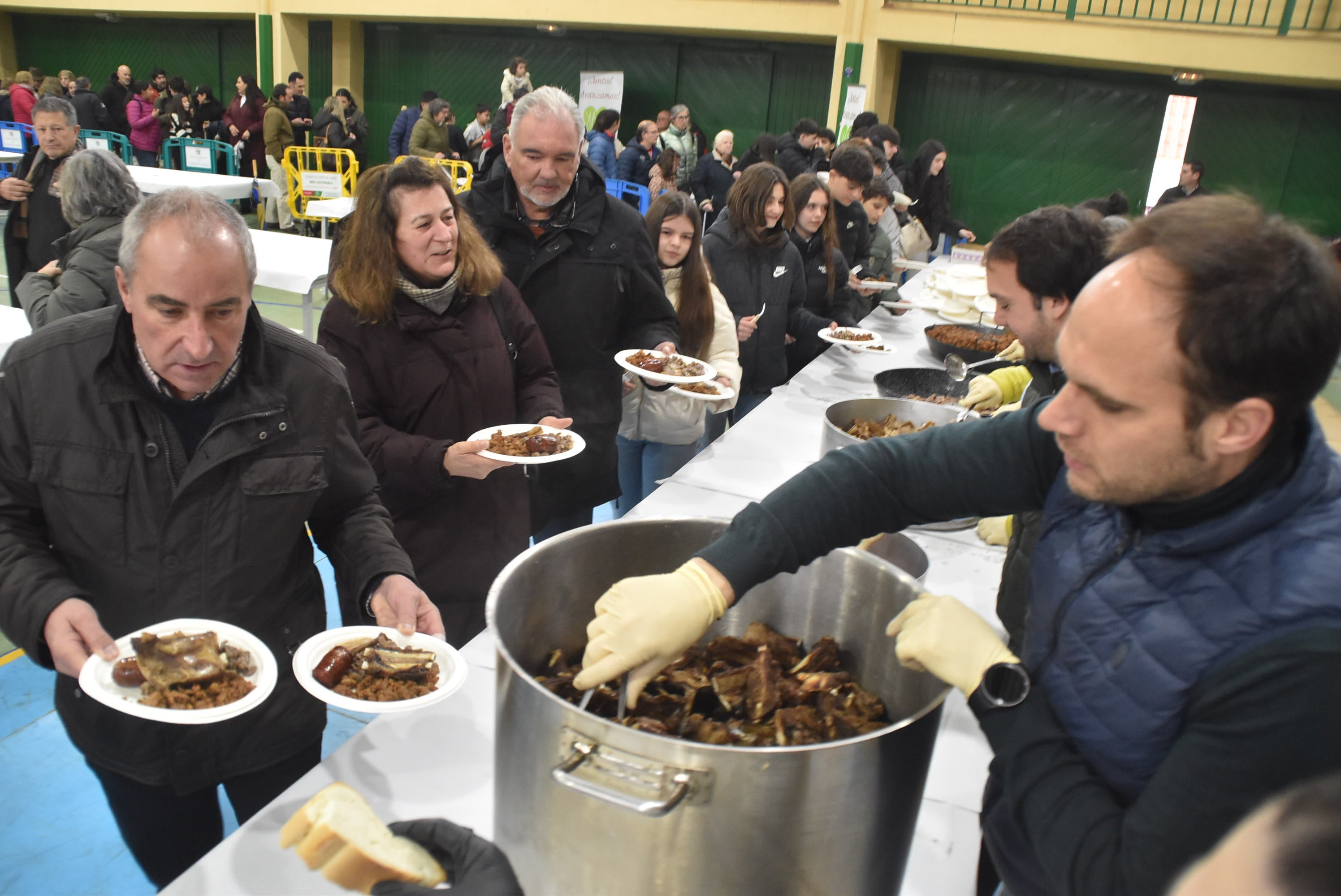 La lluvia suspende la procesión de la Virgen de Candelario, pero llena la iglesia de fieles