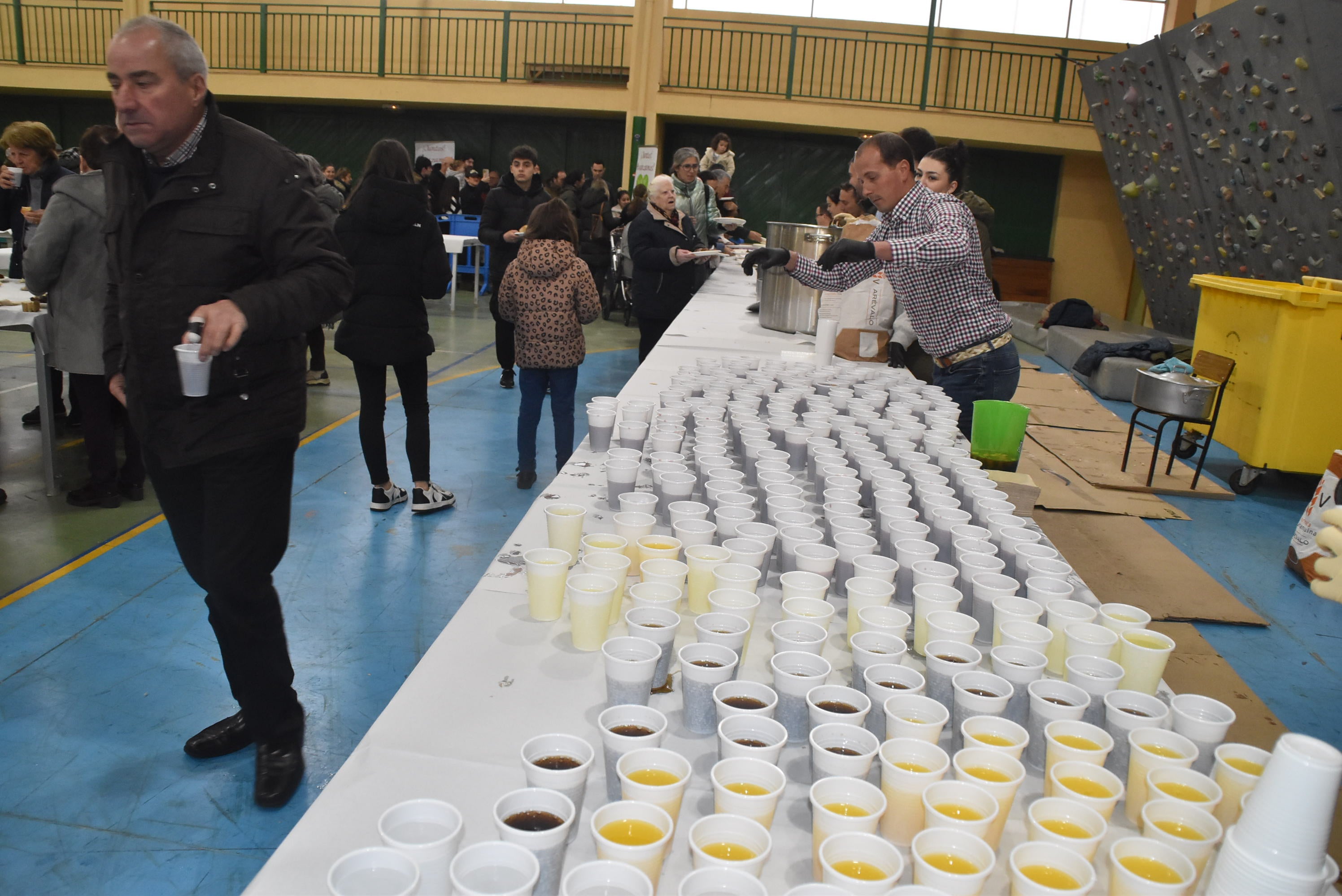 La lluvia suspende la procesión de la Virgen de Candelario, pero llena la iglesia de fieles