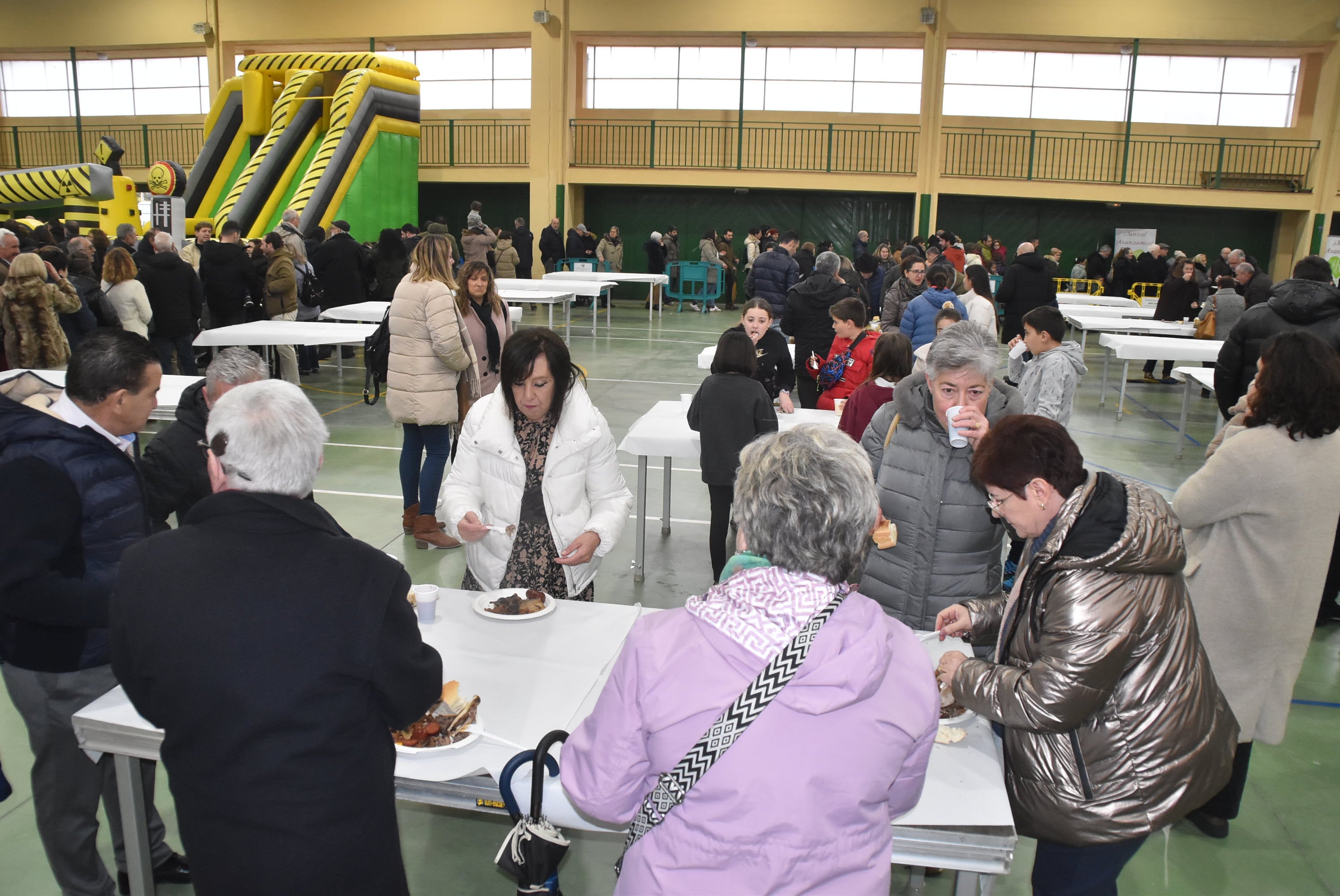 La lluvia suspende la procesión de la Virgen de Candelario, pero llena la iglesia de fieles