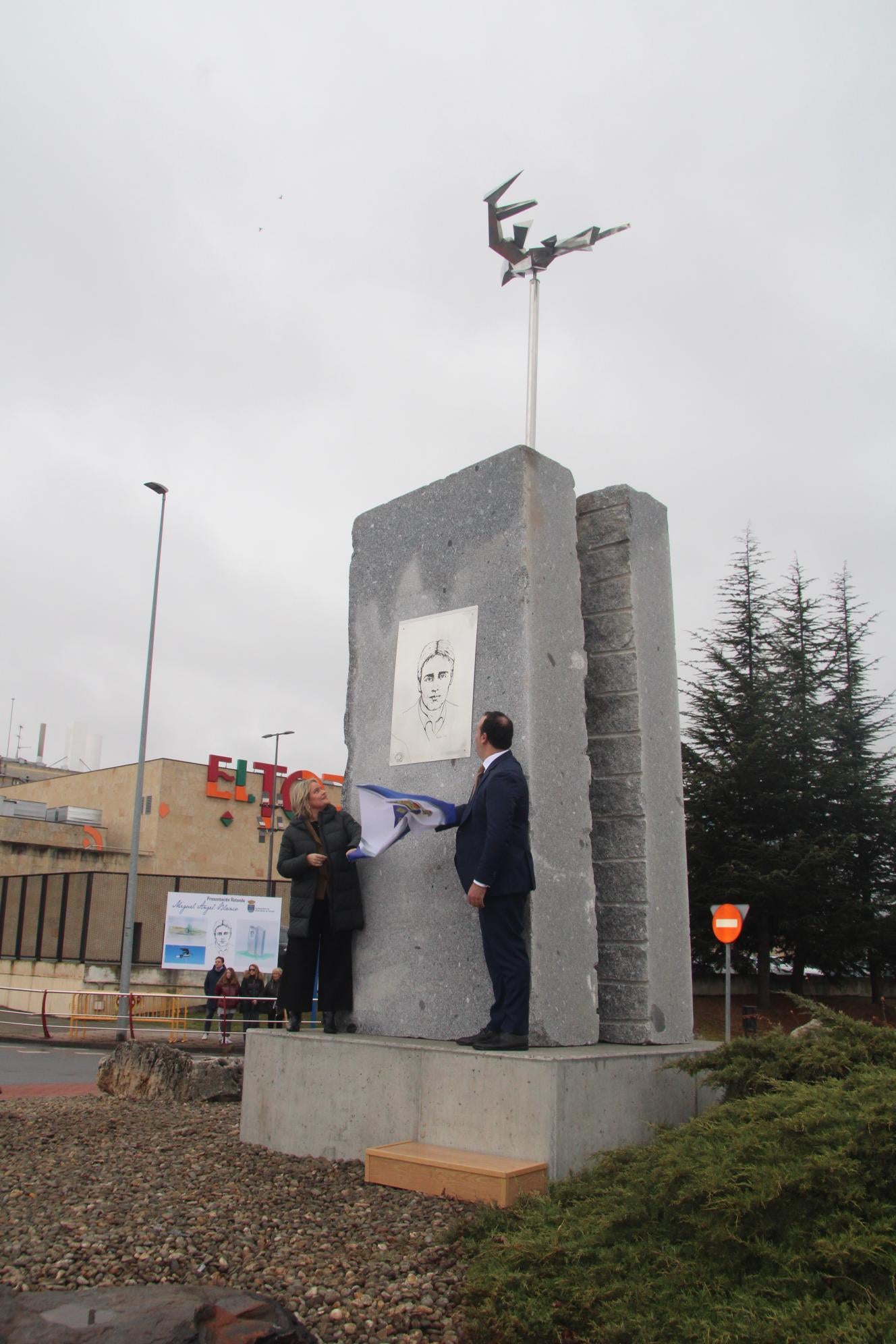 Mari Mar Blanco reivindica la "memoria de las víctimas de ETA" en el estreno de la escultura de su hermano en Santa Marta