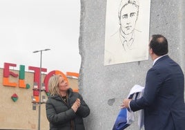 Mari Mar Blanco, junto a David Mingo, en la escultura estrenada en Santa Marta en homenaje a su hermano.