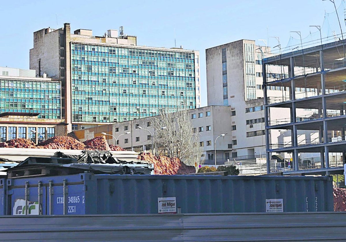 Imágenes de las obras del futuro edificio de consultas con el Virgen de la Vega y el Materno-infantil al fondo |
