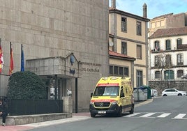 Una ambulancia en el Hospital Universitario de la Virgen del Castañar de Béjar.