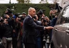 El expresidente de la RFEF Luis Rubiales sube a un vehículo tras declarar en calidad de imputado |