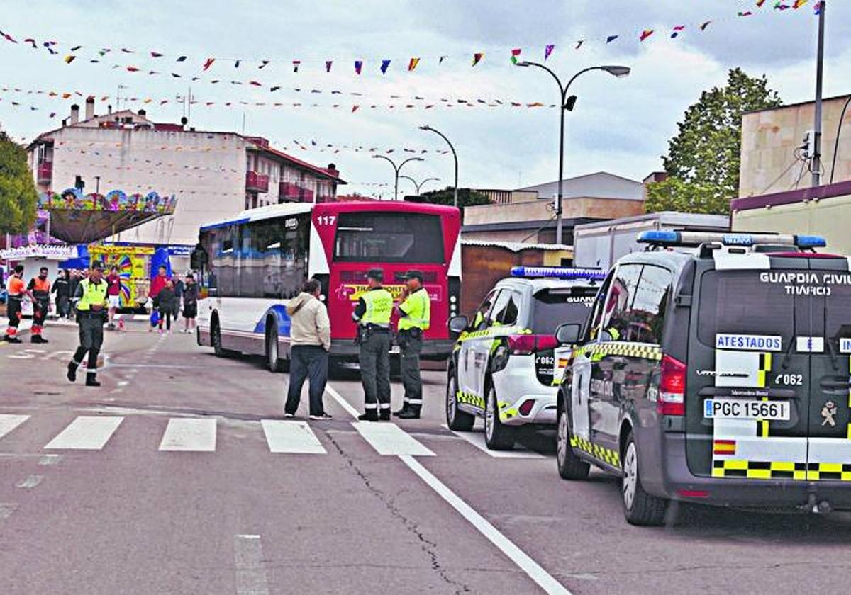 La Guardia Civil asiste a un accidente en Villares de la Reina.
