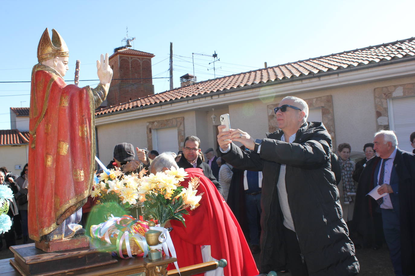 El sol brilla para San Blas en Sepulcro Hilario