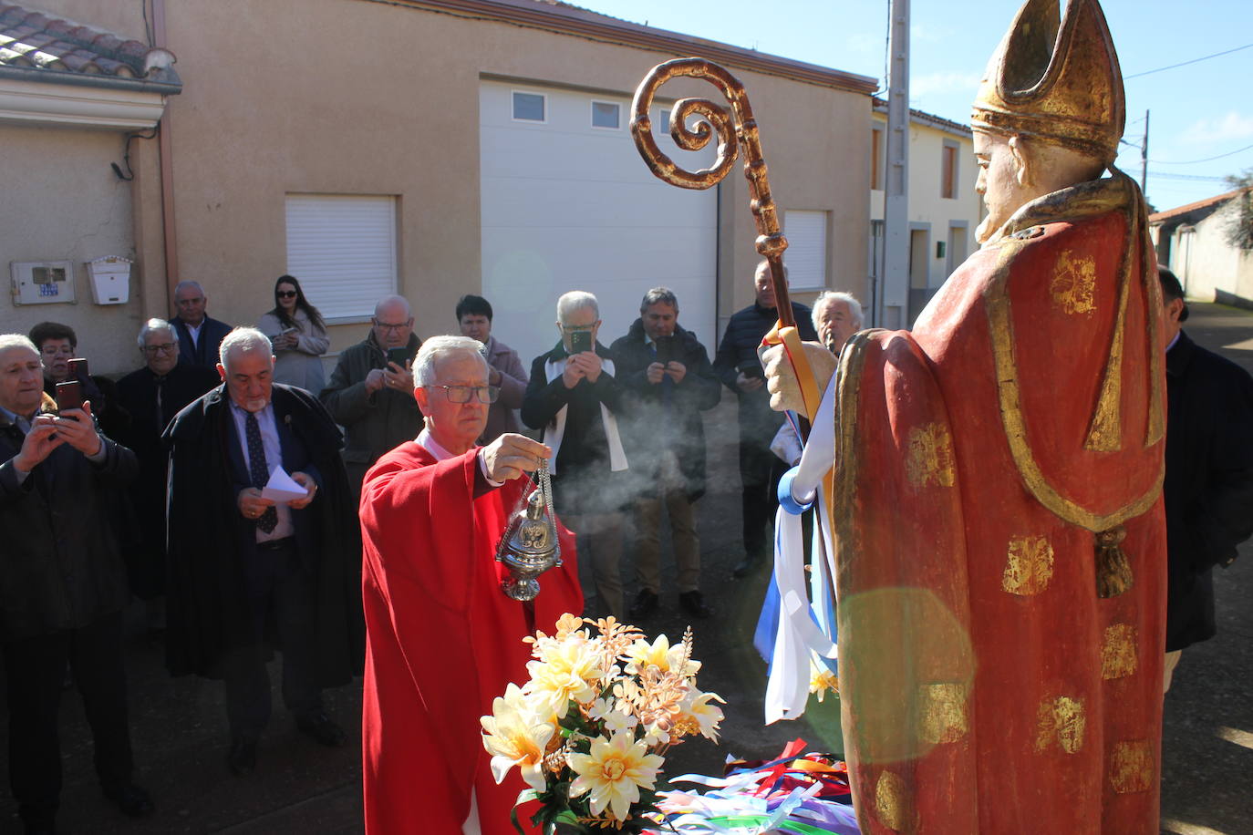 El sol brilla para San Blas en Sepulcro Hilario