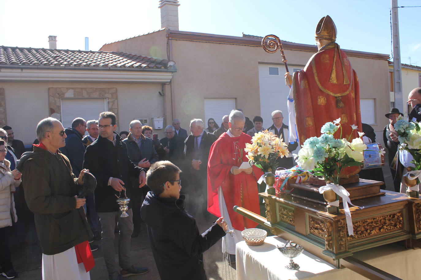 El sol brilla para San Blas en Sepulcro Hilario