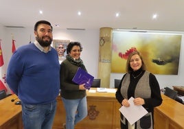 Antonio Poveda, Patro Macías y Carmen Ávila en el salón de plenos.