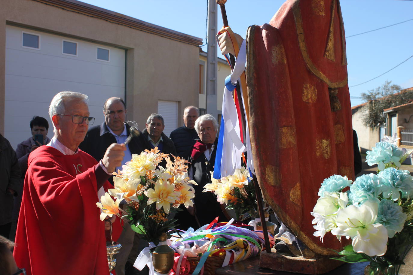 El sol brilla para San Blas en Sepulcro Hilario