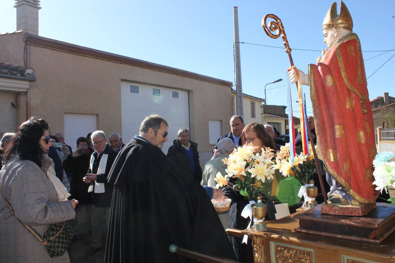 El sol brilla para San Blas en Sepulcro Hilario