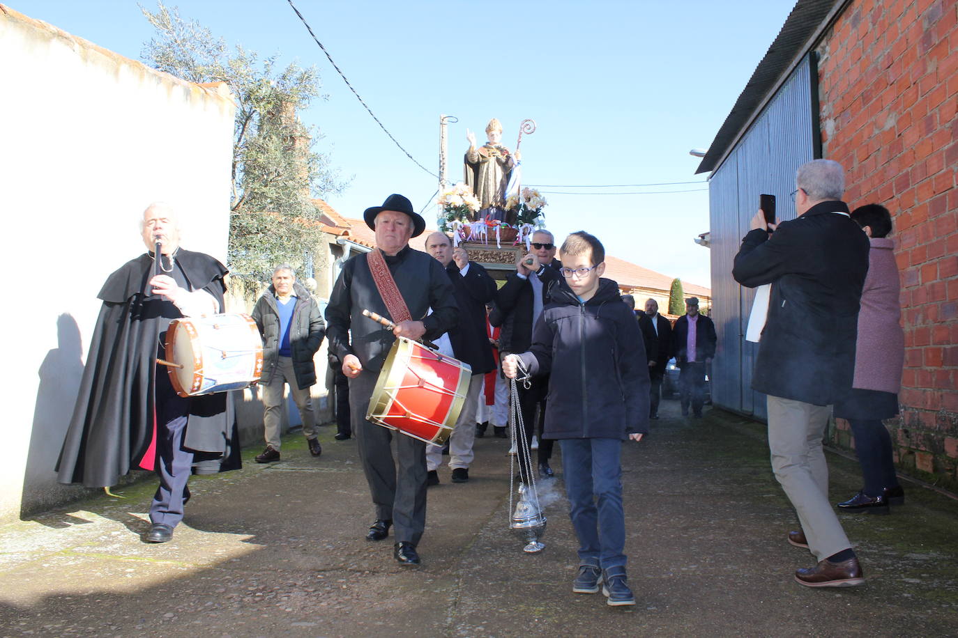 El sol brilla para San Blas en Sepulcro Hilario