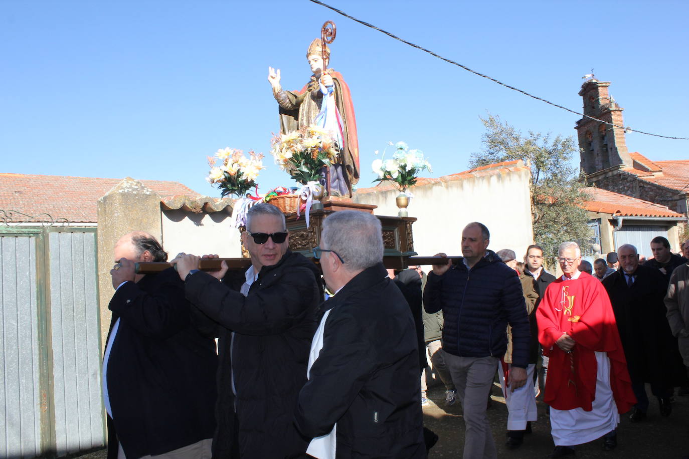 El sol brilla para San Blas en Sepulcro Hilario