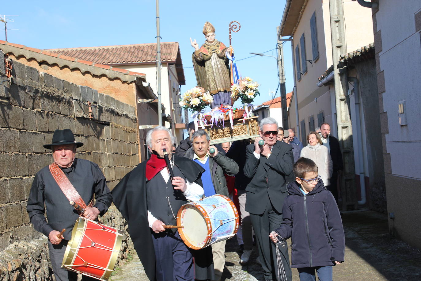 El sol brilla para San Blas en Sepulcro Hilario