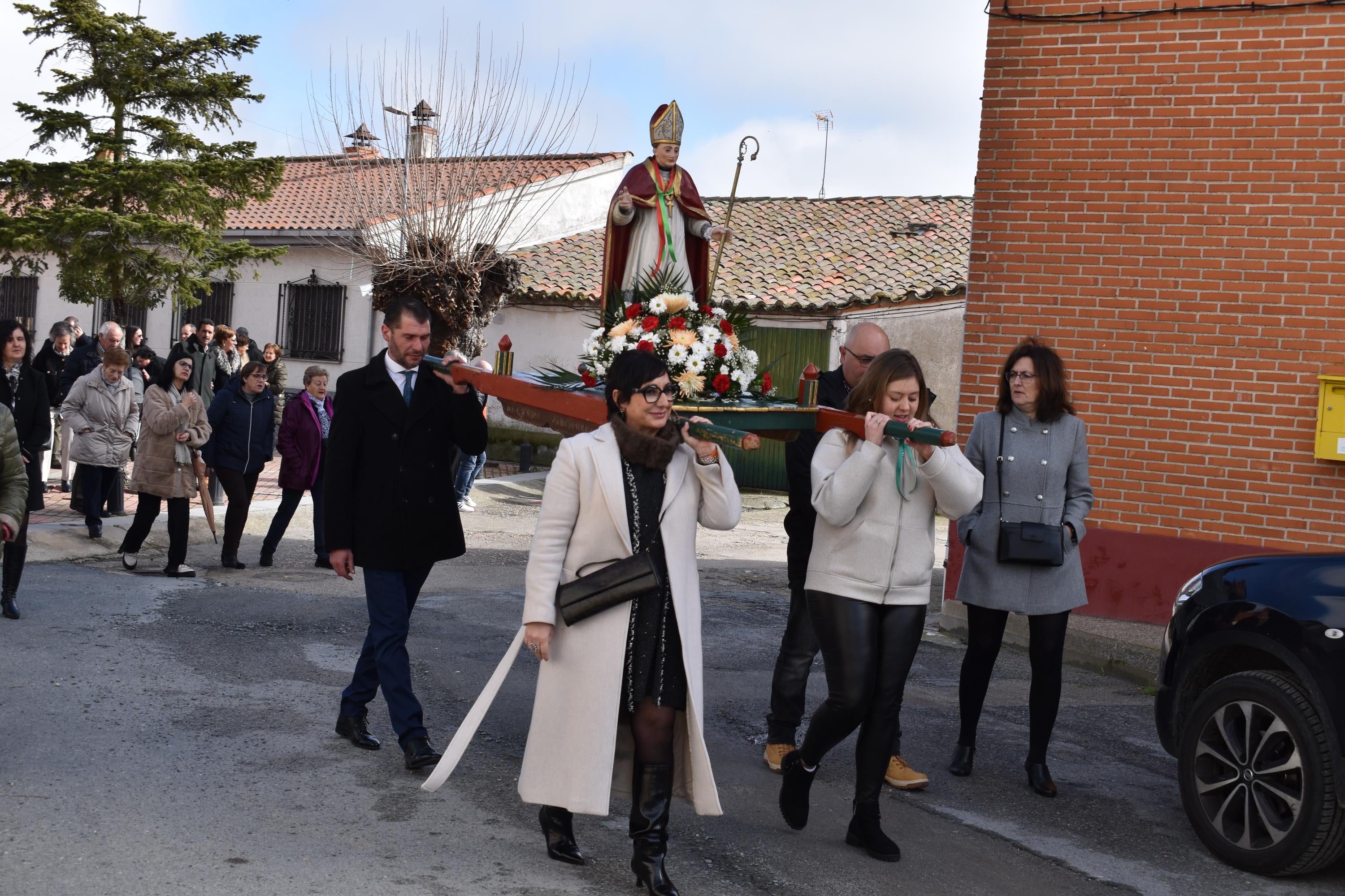 Garcihernández disfruta del día grande de San Blas con la tradicional procesión y tirada de cohetes