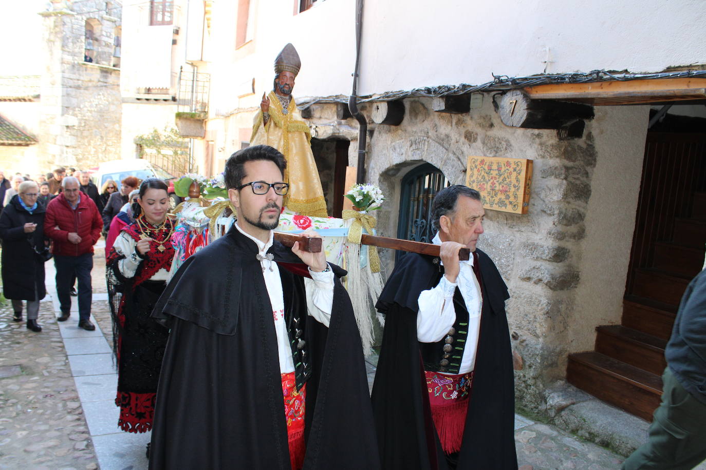 Santibáñez de la Sierra disfruta de un espectacular día soleado por San Blas