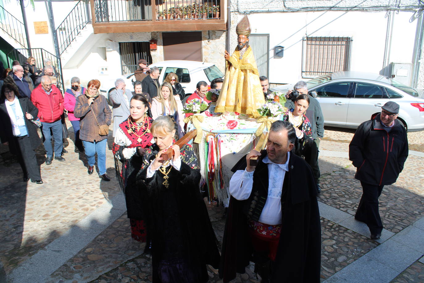 Santibáñez de la Sierra disfruta de un espectacular día soleado por San Blas