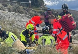 Personal sanitario, bomberos y Guarida Civil durante el rescate en el Pozo de los Humos.