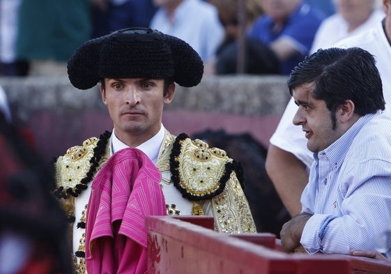 Damián Castaño, esperando a su toro en el ruedo.