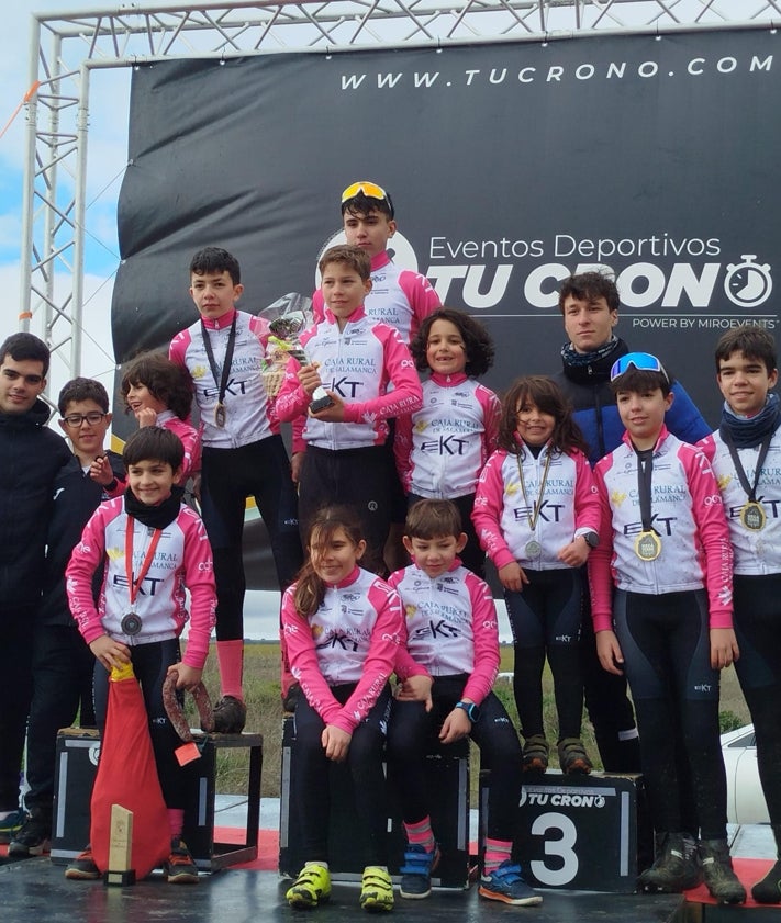 Imagen secundaria 2 - Imágenes de los equipos ciclistas salmantinos este fin de semana.