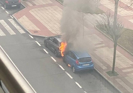 Dos coches en llamas tras un incendio fortuito junto al Cementerio