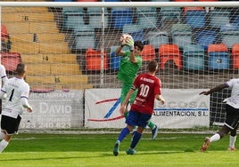 Imanol ataja un balón en el duelo contra el Bergantiños en el Helmántico.