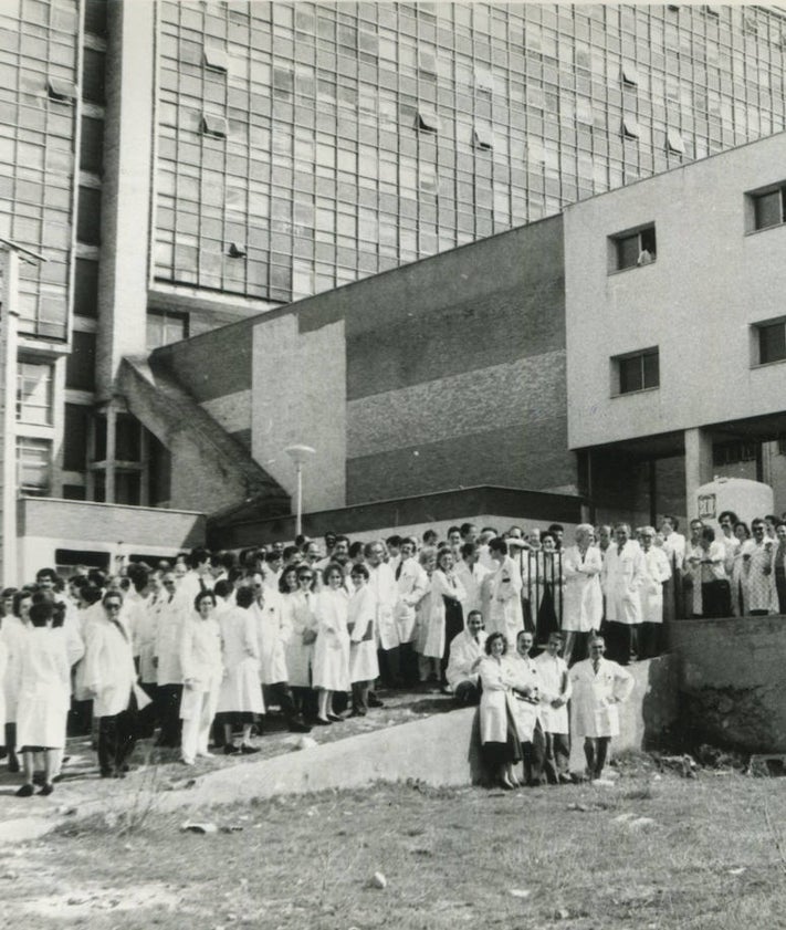 Imagen secundaria 2 - Imágenes de una huelga médica celebrada en Salamanca en 1987.