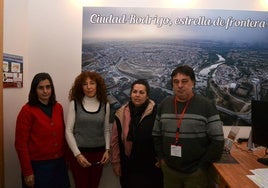 La edil Belén Barco junto con personal municipal en la Oficina de Turismo