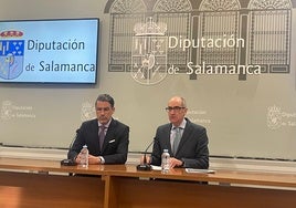 El diputado de Patrimonio Documental, Ángel Peralvo, y el presidente de la Diputación de Salamanca, Javier Iglesias.