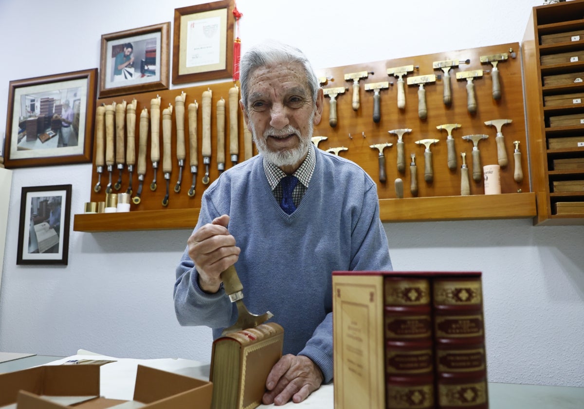 El encuadernador Antonio Sánchez en su taller ubicado en la calle Ancha de la capital salmantina.