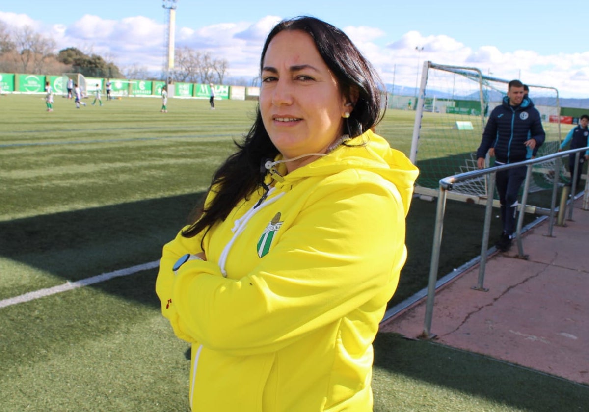 Carolina Rodríguez, miembro de seguridad y protocolo en el Club Deportivo Guijuelo, durante las jornadas de fútbol base en el municipal Luis Ramos.