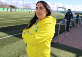 Carolina Rodríguez, miembro de seguridad y protocolo en el Club Deportivo Guijuelo, durante las jornadas de fútbol base en el municipal Luis Ramos.