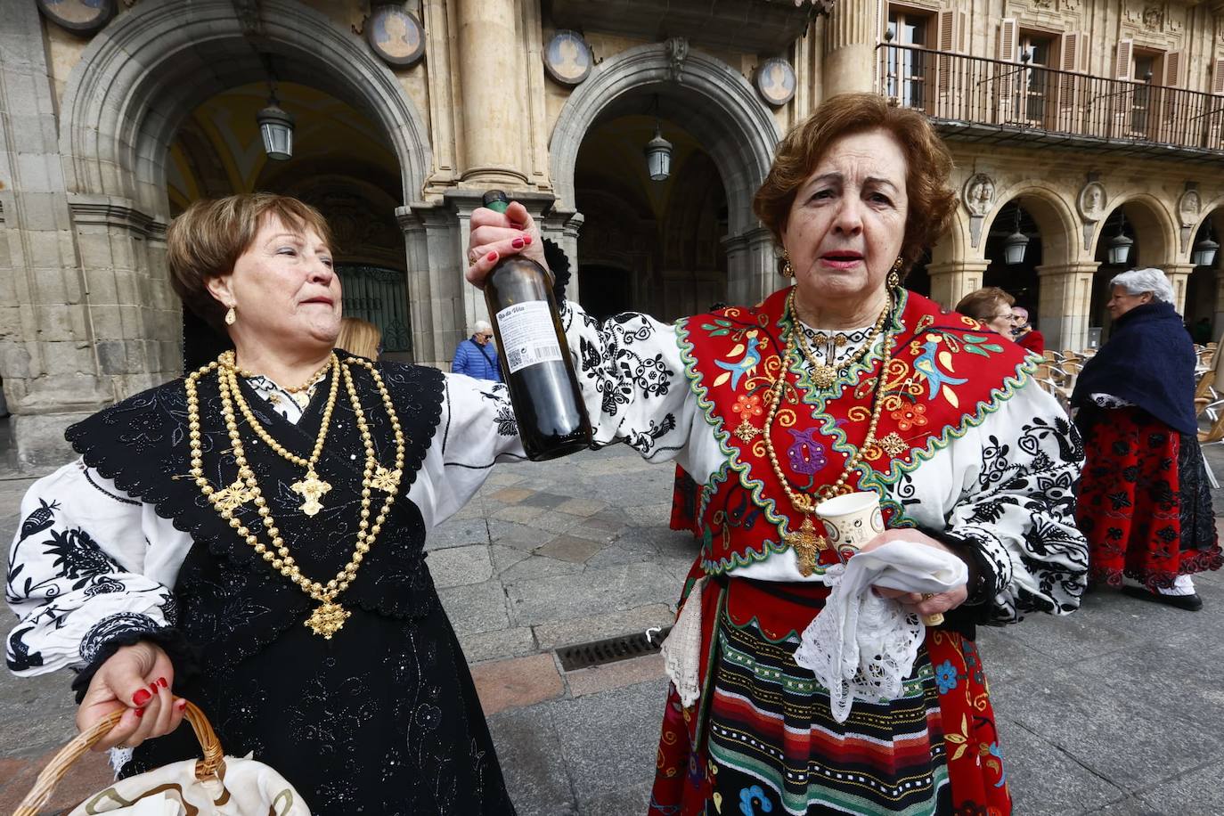 Las Águedas no fallan a la tradición e impregnan de alegría Salamanca en su día a ritmo de folclore