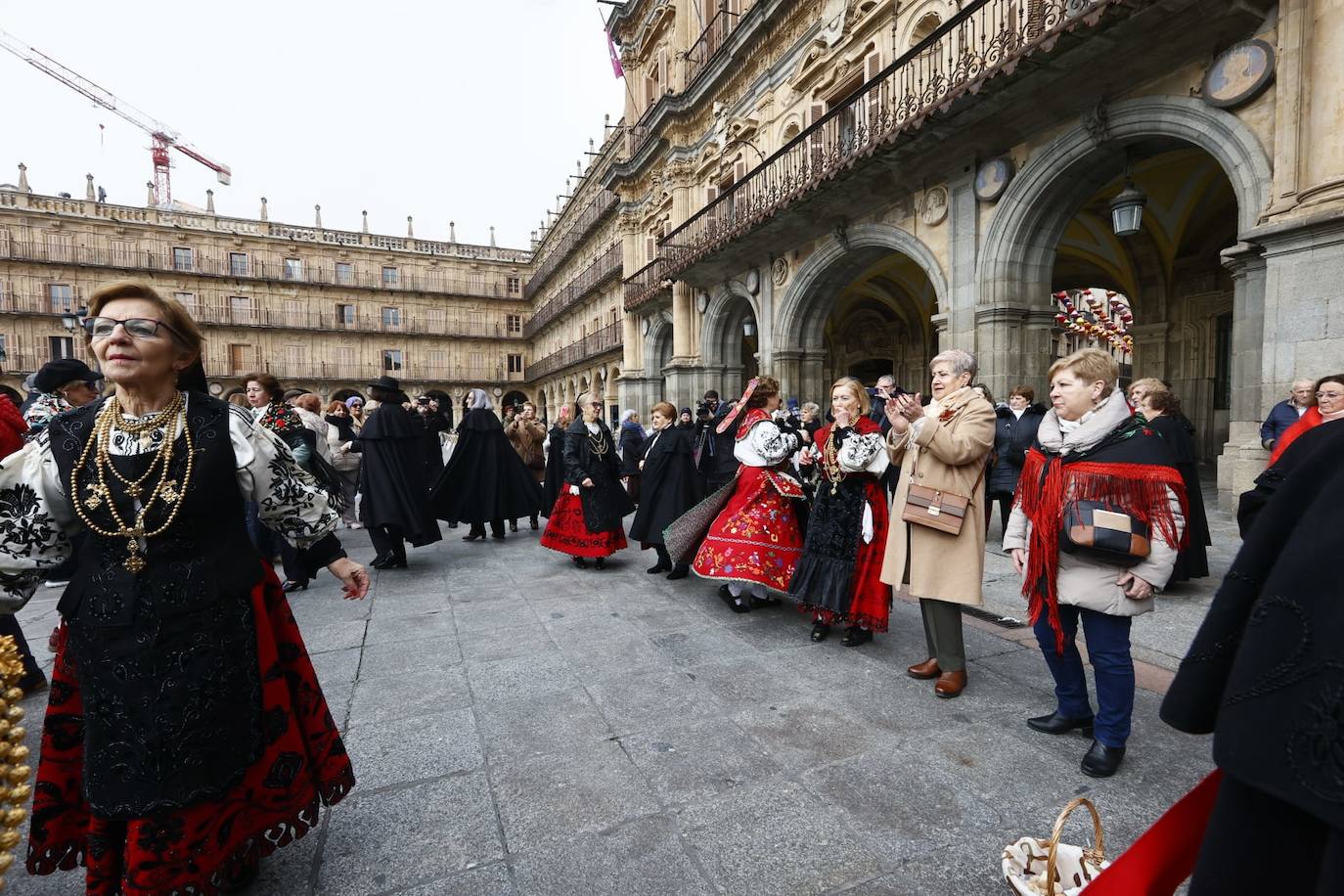 Las Águedas no fallan a la tradición e impregnan de alegría Salamanca en su día a ritmo de folclore