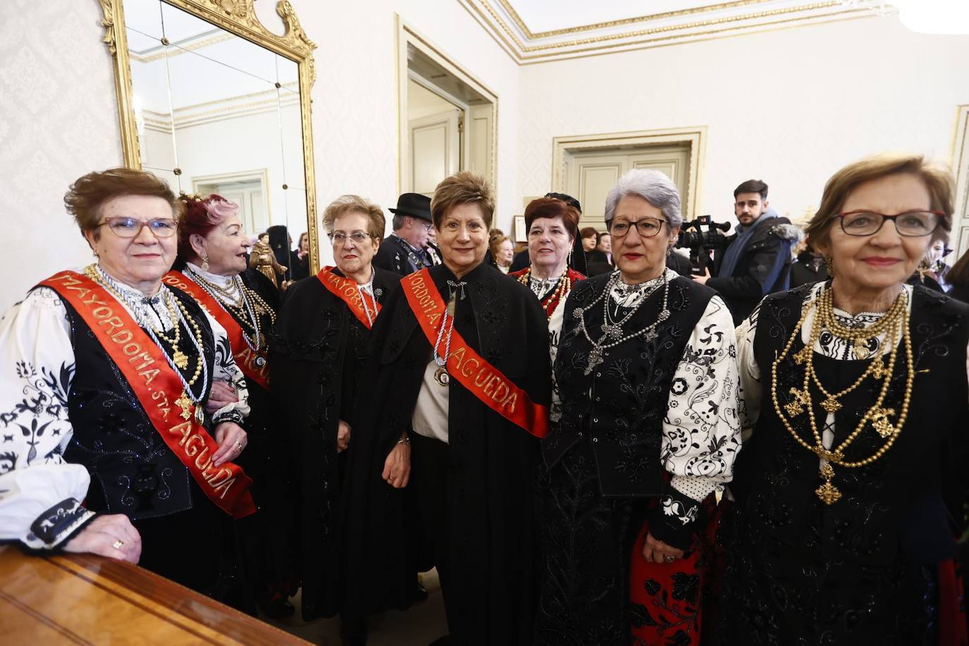 Las Águedas no fallan a la tradición e impregnan de alegría Salamanca en su día a ritmo de folclore