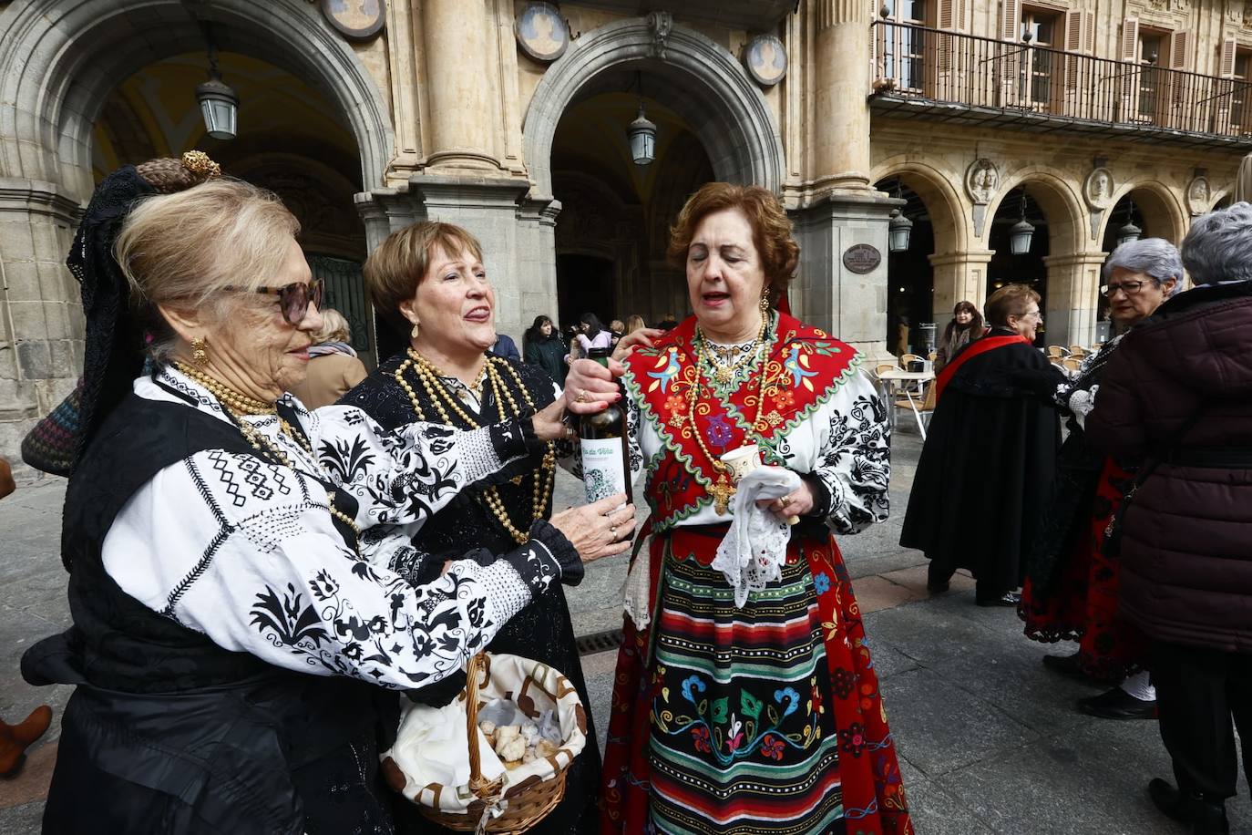 Las Águedas no fallan a la tradición e impregnan de alegría Salamanca en su día a ritmo de folclore