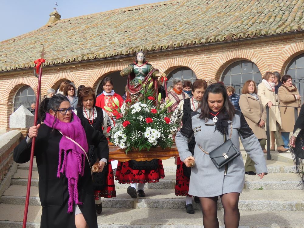 Las mujeres de Aldeaseca de la Frontera se ponen elegantes para Santa Águeda