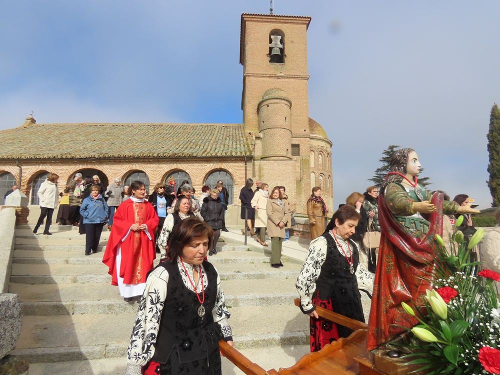 Las mujeres de Aldeaseca de la Frontera se ponen elegantes para Santa Águeda