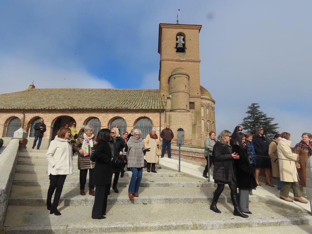 Las mujeres de Aldeaseca de la Frontera se ponen elegantes para Santa Águeda