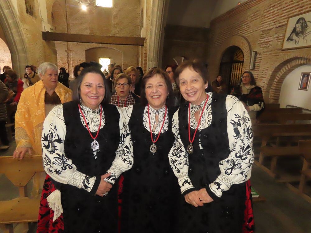 Las mujeres de Aldeaseca de la Frontera se ponen elegantes para Santa Águeda