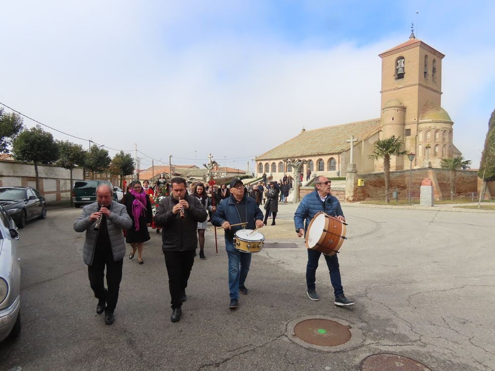 Las mujeres de Aldeaseca de la Frontera se ponen elegantes para Santa Águeda