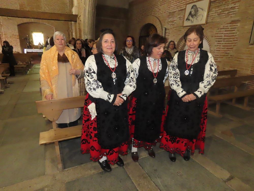 Las mujeres de Aldeaseca de la Frontera se ponen elegantes para Santa Águeda