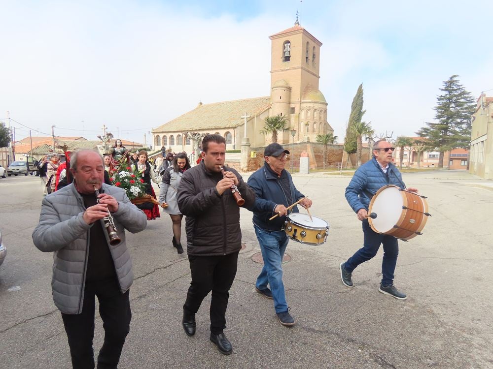 Las mujeres de Aldeaseca de la Frontera se ponen elegantes para Santa Águeda