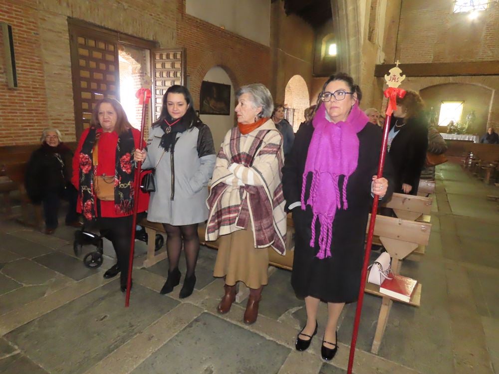 Las mujeres de Aldeaseca de la Frontera se ponen elegantes para Santa Águeda