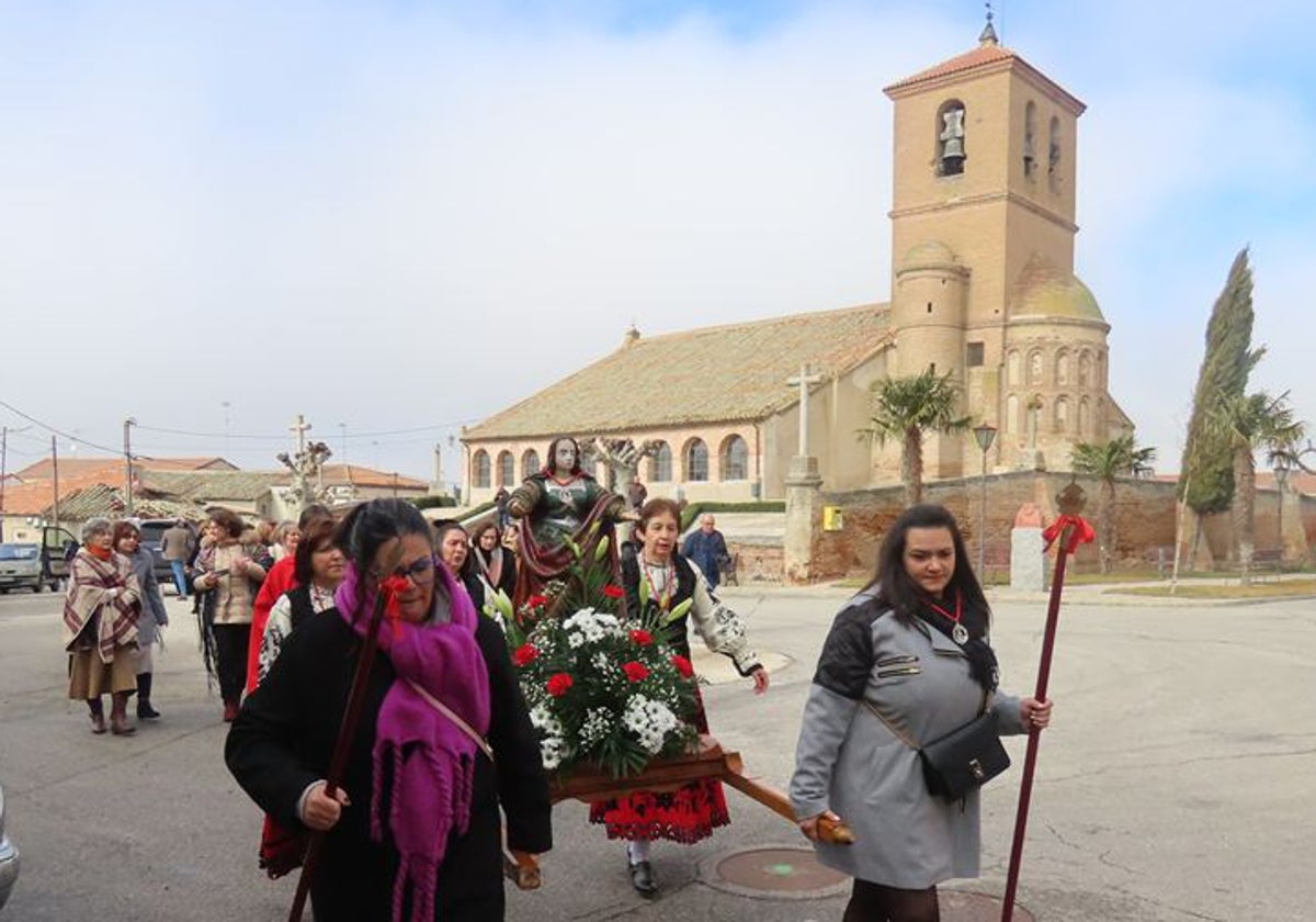 Las mujeres de Aldeaseca de la Frontera se ponen elegantes para Santa Águeda