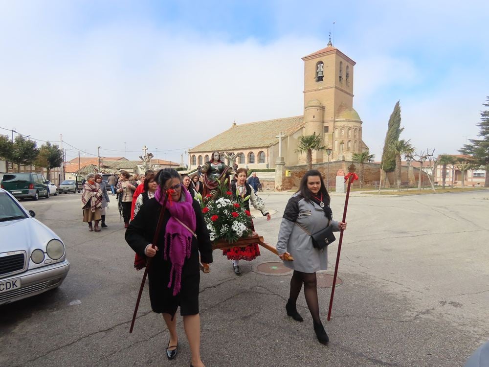 Las mujeres de Aldeaseca de la Frontera se ponen elegantes para Santa Águeda