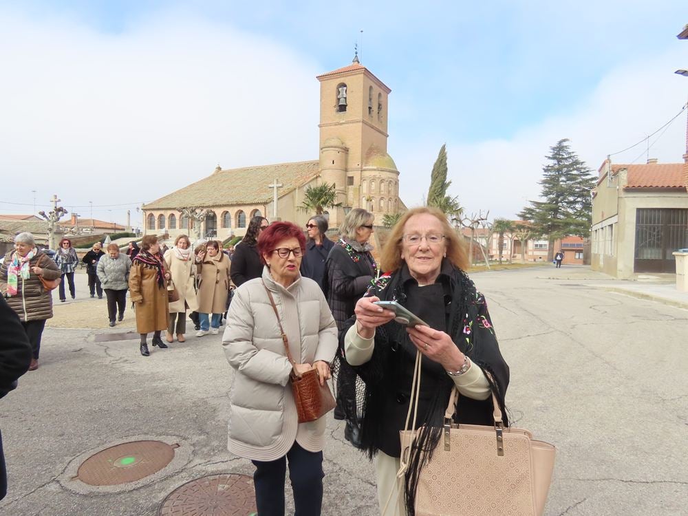 Las mujeres de Aldeaseca de la Frontera se ponen elegantes para Santa Águeda