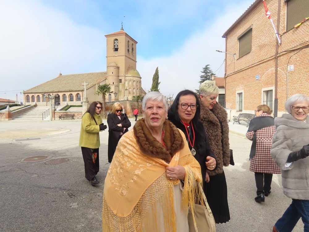 Las mujeres de Aldeaseca de la Frontera se ponen elegantes para Santa Águeda