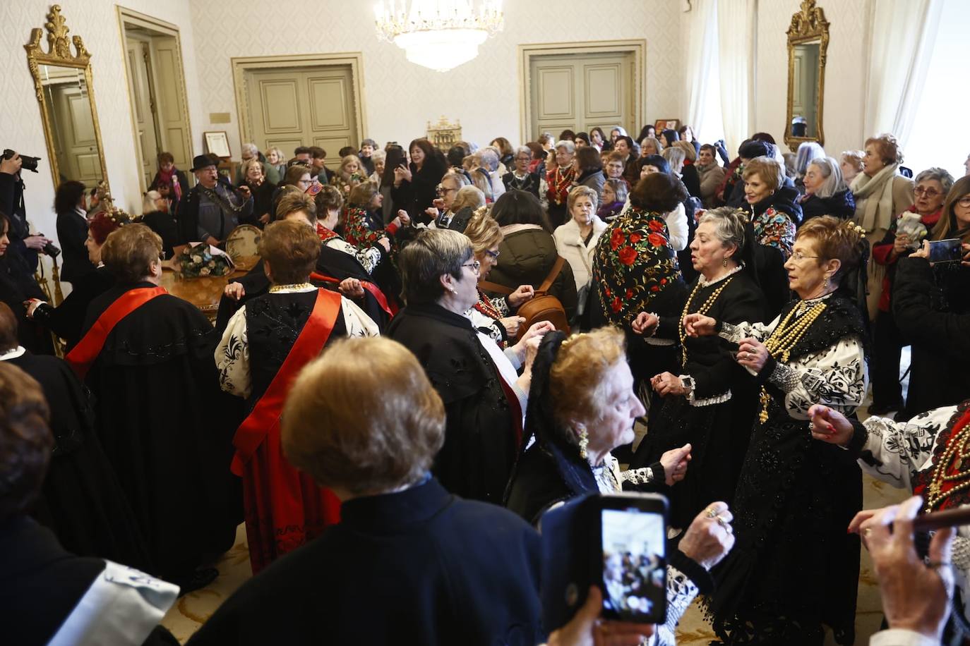 Las Águedas no fallan a la tradición e impregnan de alegría Salamanca en su día a ritmo de folclore