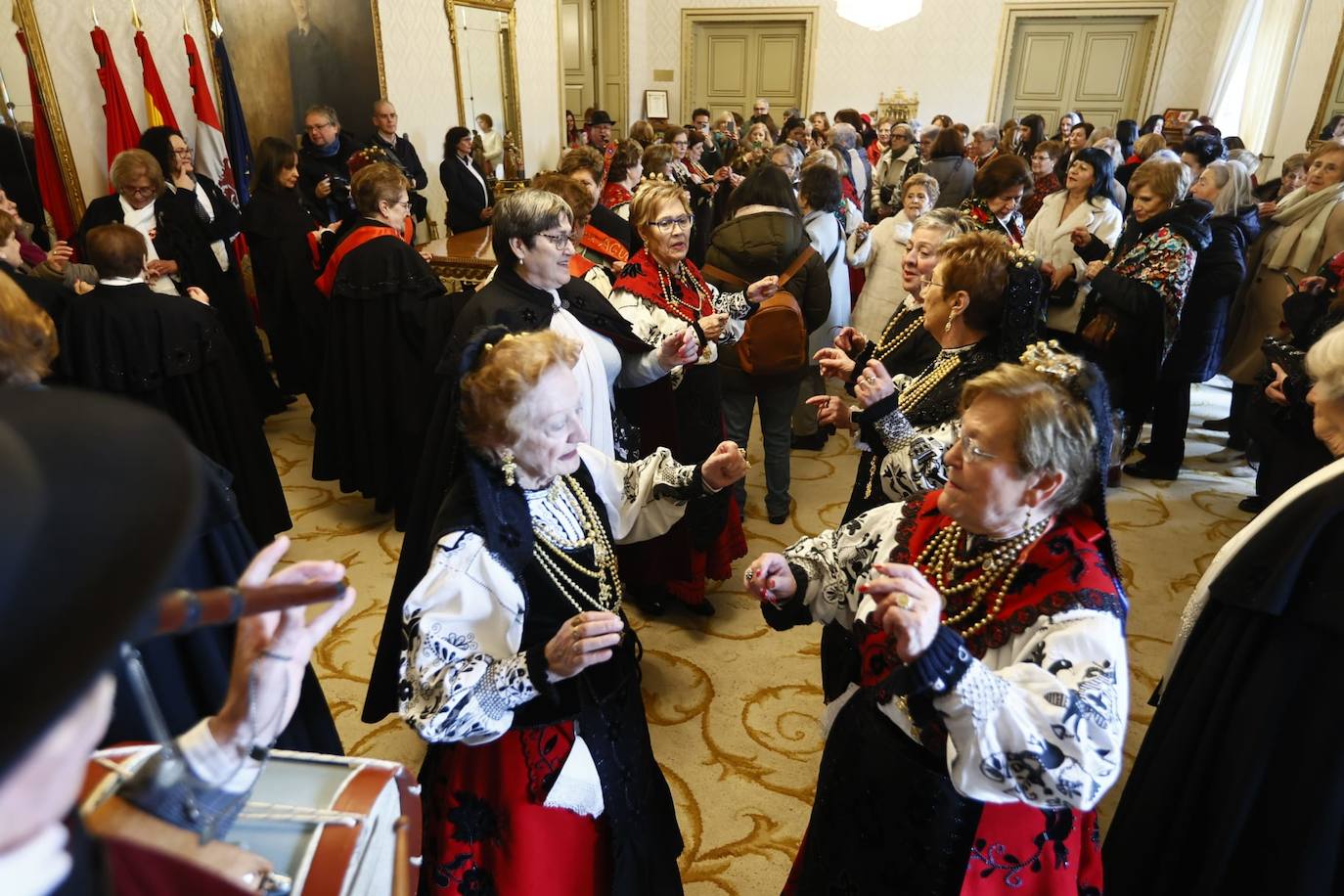 Las Águedas no fallan a la tradición e impregnan de alegría Salamanca en su día a ritmo de folclore